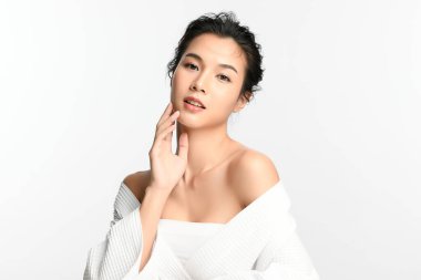 Beyaz arka planda temiz tenli güzel Asyalı kadın, yüz bakımı, yüz bakımı, kozmetoloji, güzellik ve kaplıca, Asyalı kadın portresi.