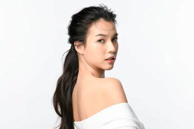 Beyaz arka planda temiz tenli güzel Asyalı kadın, yüz bakımı, yüz bakımı, kozmetoloji, güzellik ve kaplıca, Asyalı kadın portresi.