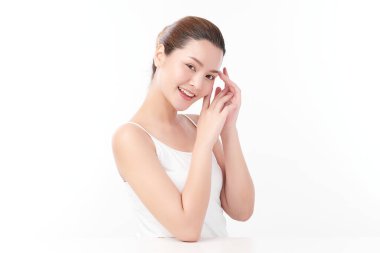 Beyaz arka planda temiz tenli güzel Asyalı kadın, yüz bakımı, yüz bakımı, kozmetoloji, güzellik ve kaplıca, Asyalı kadın portresi.