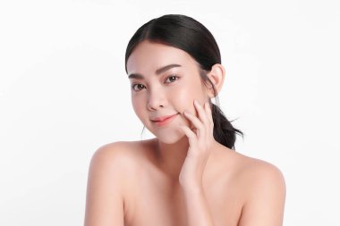 Beyaz arka planda temiz tenli güzel Asyalı kadın, yüz bakımı, yüz bakımı, kozmetoloji, güzellik ve kaplıca, Asyalı kadın portresi.