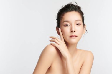 Beyaz arka planda temiz tenli güzel Asyalı kadın, yüz bakımı, yüz bakımı, kozmetoloji, güzellik ve kaplıca, Asyalı kadın portresi.