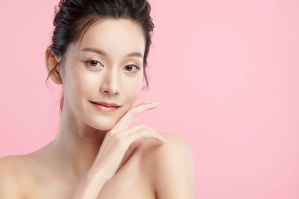 Schöne Junge Asiatische Frau Mit Sauberer Frischer Haut Auf Rosa — Stockfoto