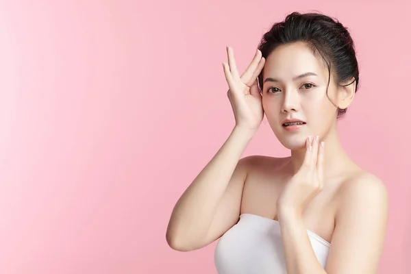 Beautiful Young Asian Woman Clean Fresh Skin Pink Background Face — Stock Photo, Image