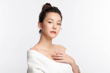 Beyaz arka planda temiz tenli güzel Asyalı kadın, yüz bakımı, yüz bakımı, kozmetoloji, güzellik ve kaplıca, Asyalı kadın portresi.