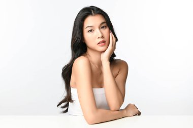 Beyaz arka planda temiz tenli güzel Asyalı kadın, yüz bakımı, yüz bakımı, kozmetoloji, güzellik ve kaplıca, Asyalı kadın portresi.