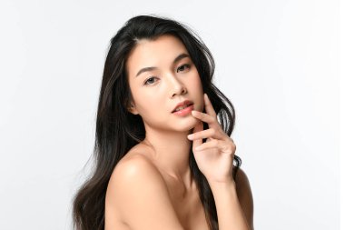 Beyaz arka planda temiz tenli güzel Asyalı kadın, yüz bakımı, yüz bakımı, kozmetoloji, güzellik ve kaplıca, Asyalı kadın portresi.