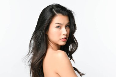 Beyaz arka planda temiz tenli güzel Asyalı kadın, yüz bakımı, yüz bakımı, kozmetoloji, güzellik ve kaplıca, Asyalı kadın portresi.