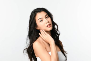 Beyaz arka planda temiz tenli güzel Asyalı kadın, yüz bakımı, yüz bakımı, kozmetoloji, güzellik ve kaplıca, Asyalı kadın portresi.