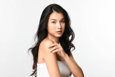 Beyaz arka planda temiz tenli güzel Asyalı kadın, yüz bakımı, yüz bakımı, kozmetoloji, güzellik ve kaplıca, Asyalı kadın portresi.