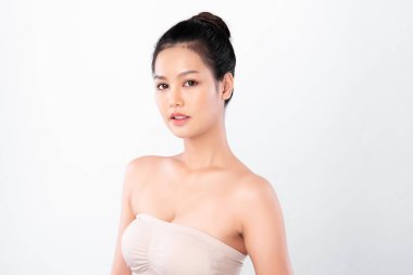 Beyaz arka planda temiz tenli güzel Asyalı kadın, yüz bakımı, yüz bakımı, kozmetoloji, güzellik ve kaplıca, Asyalı kadın portresi.