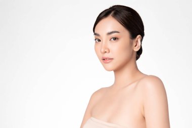 Beyaz arka planda temiz tenli güzel Asyalı kadın, yüz bakımı, yüz bakımı, kozmetoloji, güzellik ve kaplıca, Asyalı kadın portresi.