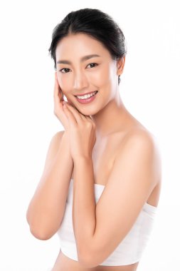 Beyaz arka planda temiz tenli güzel Asyalı kadın, yüz bakımı, yüz bakımı, kozmetoloji, güzellik ve kaplıca, Asyalı kadın portresi.