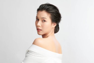 Beyaz arka planda temiz tenli güzel Asyalı kadın, yüz bakımı, yüz bakımı, kozmetoloji, güzellik ve kaplıca, Asyalı kadın portresi.