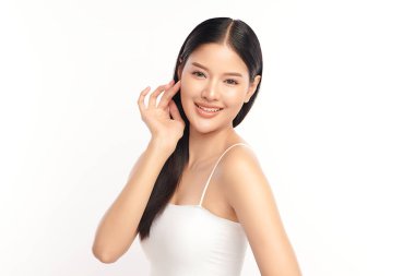 Beyaz bir arka planda, temiz ve taze bir teni olan güzel bir Asyalı kadın. Cilt bakımı, yüz bakımı, kozmetoloji, güzellik ve kaplıca. Asyalı bir kadının zarif bir portresi..