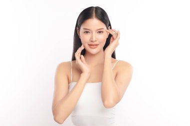 Beyaz bir arka planda, temiz ve taze bir teni olan güzel bir Asyalı kadın. Cilt bakımı, yüz bakımı, kozmetoloji, güzellik ve kaplıca. Asyalı bir kadının zarif bir portresi..