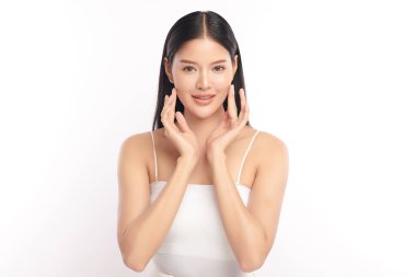 Beyaz bir arka planda, temiz ve taze bir teni olan güzel bir Asyalı kadın. Cilt bakımı, yüz bakımı, kozmetoloji, güzellik ve kaplıca. Asyalı bir kadının zarif bir portresi..