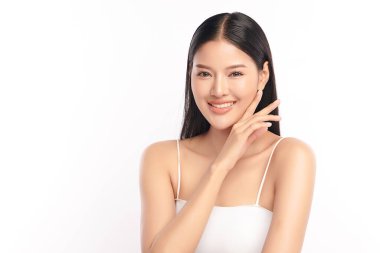 Beyaz bir arka planda, temiz ve taze bir teni olan güzel bir Asyalı kadın. Cilt bakımı, yüz bakımı, kozmetoloji, güzellik ve kaplıca. Asyalı bir kadının zarif bir portresi..