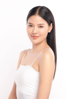 Beyaz bir arka planda, temiz ve taze bir teni olan güzel bir Asyalı kadın. Cilt bakımı, yüz bakımı, kozmetoloji, güzellik ve kaplıca. Asyalı bir kadının zarif bir portresi..