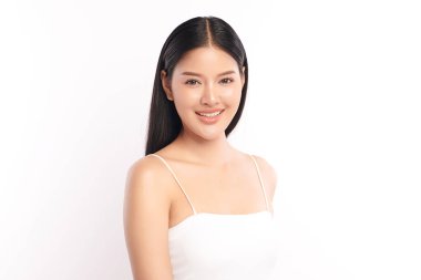 Beyaz bir arka planda, temiz ve taze bir teni olan güzel bir Asyalı kadın. Cilt bakımı, yüz bakımı, kozmetoloji, güzellik ve kaplıca. Asyalı bir kadının zarif bir portresi..