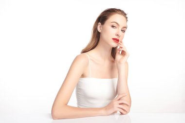 Beyaz bir arka planda temiz, taze bir teni olan güzel bir genç kadın. Cilt bakımı, yüz bakımı, kozmetoloji, güzellik ve kaplıca. Bir kadının zarif bir portresi..