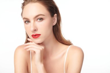 Beyaz bir arka planda temiz, taze bir teni olan güzel bir genç kadın. Cilt bakımı, yüz bakımı, kozmetoloji, güzellik ve kaplıca. Bir kadının zarif bir portresi..