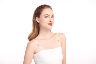 Beyaz bir arka planda temiz, taze bir teni olan güzel bir genç kadın. Cilt bakımı, yüz bakımı, kozmetoloji, güzellik ve kaplıca. Bir kadının zarif bir portresi..