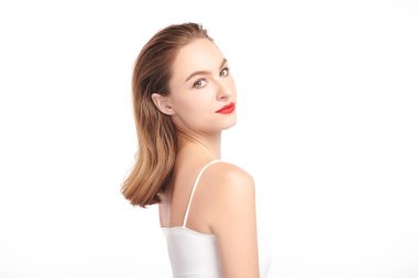 Beyaz bir arka planda temiz, taze bir teni olan güzel bir genç kadın. Cilt bakımı, yüz bakımı, kozmetoloji, güzellik ve kaplıca. Bir kadının zarif bir portresi..