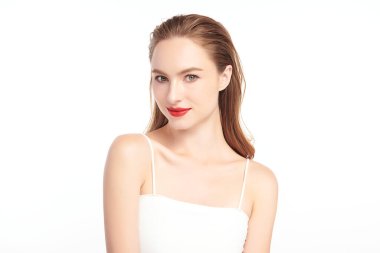 Beyaz bir arka planda temiz, taze bir teni olan güzel bir genç kadın. Cilt bakımı, yüz bakımı, kozmetoloji, güzellik ve kaplıca. Bir kadının zarif bir portresi..