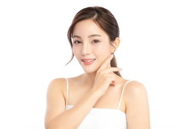 Beyaz bir arka planda, temiz ve taze bir teni olan güzel bir Asyalı kadın. Cilt bakımı, yüz bakımı, kozmetoloji, güzellik ve kaplıca. Asyalı bir kadının zarif bir portresi..