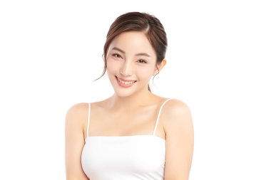 Beyaz bir arka planda, temiz ve taze bir teni olan güzel bir Asyalı kadın. Cilt bakımı, yüz bakımı, kozmetoloji, güzellik ve kaplıca. Asyalı bir kadının zarif bir portresi..