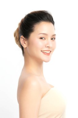 Beyaz bir arka planda, temiz ve taze bir teni olan güzel bir Asyalı kadın. Cilt bakımı, yüz bakımı, kozmetoloji, güzellik ve kaplıca. Asyalı bir kadının zarif bir portresi..