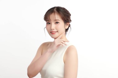 Beyaz bir arka planda, temiz ve taze bir teni olan güzel bir Asyalı kadın. Cilt bakımı, yüz bakımı, kozmetoloji, güzellik ve kaplıca. Asyalı bir kadının zarif bir portresi..