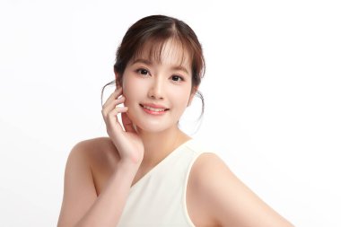 Beyaz bir arka planda, temiz ve taze bir teni olan güzel bir Asyalı kadın. Cilt bakımı, yüz bakımı, kozmetoloji, güzellik ve kaplıca. Asyalı bir kadının zarif bir portresi..