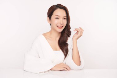 Beyaz bir arka planda, temiz ve taze bir teni olan güzel bir Asyalı kadın. Cilt bakımı, yüz bakımı, kozmetoloji, güzellik ve kaplıca. Asyalı bir kadının zarif bir portresi..