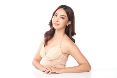 Beyaz bir arka planda, temiz ve taze bir teni olan güzel bir Asyalı kadın. Cilt bakımı, yüz bakımı, kozmetoloji, güzellik ve kaplıca. Asyalı bir kadının zarif bir portresi..