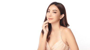 Beyaz bir arka planda, temiz ve taze bir teni olan güzel bir Asyalı kadın. Cilt bakımı, yüz bakımı, kozmetoloji, güzellik ve kaplıca. Asyalı bir kadının zarif bir portresi..