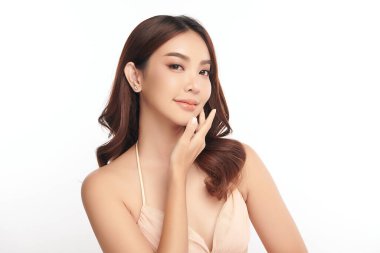 Beyaz bir arka planda, temiz ve taze bir teni olan güzel bir Asyalı kadın. Cilt bakımı, yüz bakımı, kozmetoloji, güzellik ve kaplıca. Asyalı bir kadının zarif bir portresi..