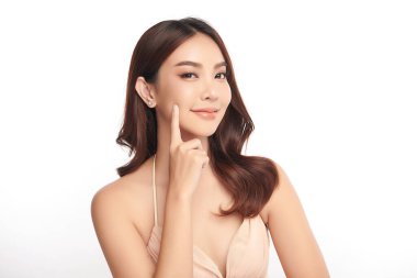 Beyaz bir arka planda, temiz ve taze bir teni olan güzel bir Asyalı kadın. Cilt bakımı, yüz bakımı, kozmetoloji, güzellik ve kaplıca. Asyalı bir kadının zarif bir portresi..