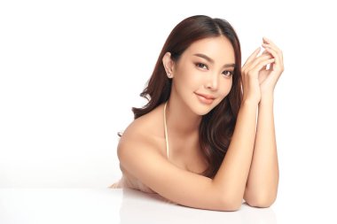 Beyaz bir arka planda, temiz ve taze bir teni olan güzel bir Asyalı kadın. Cilt bakımı, yüz bakımı, kozmetoloji, güzellik ve kaplıca. Asyalı bir kadının zarif bir portresi..