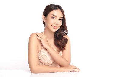Beyaz bir arka planda, temiz ve taze bir teni olan güzel bir Asyalı kadın. Cilt bakımı, yüz bakımı, kozmetoloji, güzellik ve kaplıca. Asyalı bir kadının zarif bir portresi..