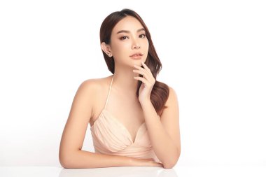 Beyaz bir arka planda, temiz ve taze bir teni olan güzel bir Asyalı kadın. Cilt bakımı, yüz bakımı, kozmetoloji, güzellik ve kaplıca. Asyalı bir kadının zarif bir portresi..