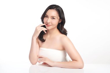 Beyaz bir arka planda, temiz ve taze bir teni olan güzel bir Asyalı kadın. Cilt bakımı, yüz bakımı, kozmetoloji, güzellik ve kaplıca. Asyalı bir kadının zarif bir portresi..