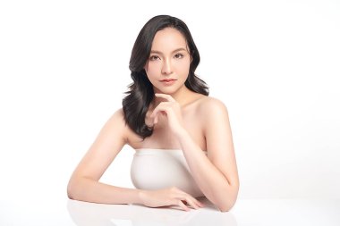 Beyaz bir arka planda, temiz ve taze bir teni olan güzel bir Asyalı kadın. Cilt bakımı, yüz bakımı, kozmetoloji, güzellik ve kaplıca. Asyalı bir kadının zarif bir portresi..