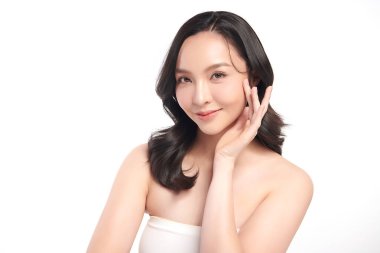 Beyaz bir arka planda, temiz ve taze bir teni olan güzel bir Asyalı kadın. Cilt bakımı, yüz bakımı, kozmetoloji, güzellik ve kaplıca. Asyalı bir kadının zarif bir portresi..