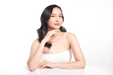 Beyaz bir arka planda, temiz ve taze bir teni olan güzel bir Asyalı kadın. Cilt bakımı, yüz bakımı, kozmetoloji, güzellik ve kaplıca. Asyalı bir kadının zarif bir portresi..