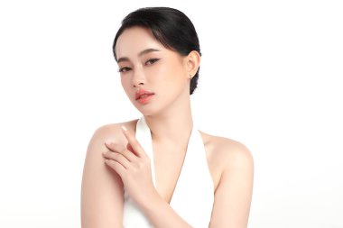 Beyaz bir arka planda, temiz ve taze bir teni olan güzel bir Asyalı kadın. Cilt bakımı, yüz bakımı, kozmetoloji, güzellik ve kaplıca. Asyalı bir kadının zarif bir portresi..