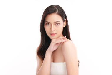 Beyaz bir arka planda, temiz ve taze bir teni olan güzel bir Asyalı kadın. Cilt bakımı, yüz bakımı, kozmetoloji, güzellik ve kaplıca. Asyalı bir kadının zarif bir portresi..