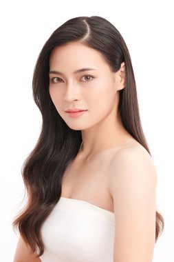 Beyaz bir arka planda, temiz ve taze bir teni olan güzel bir Asyalı kadın. Cilt bakımı, yüz bakımı, kozmetoloji, güzellik ve kaplıca. Asyalı bir kadının zarif bir portresi..