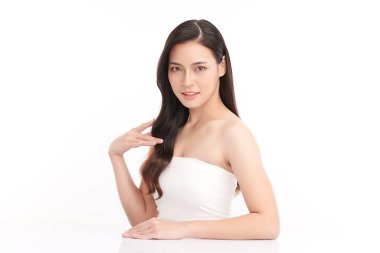 Beyaz bir arka planda, temiz ve taze bir teni olan güzel bir Asyalı kadın. Cilt bakımı, yüz bakımı, kozmetoloji, güzellik ve kaplıca. Asyalı bir kadının zarif bir portresi..