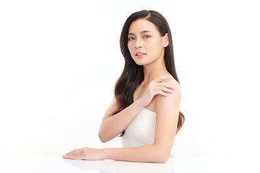 Beyaz bir arka planda, temiz ve taze bir teni olan güzel bir Asyalı kadın. Cilt bakımı, yüz bakımı, kozmetoloji, güzellik ve kaplıca. Asyalı bir kadının zarif bir portresi..